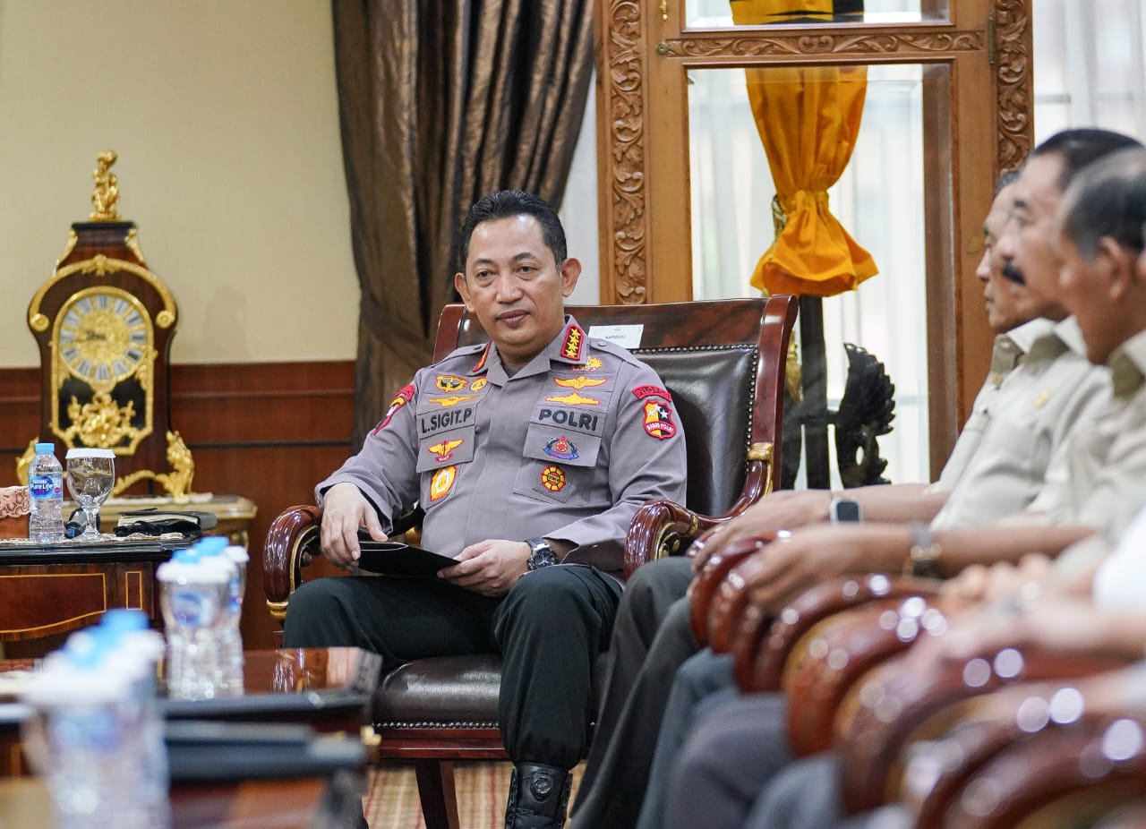 Kapolri Jenderal Listyo Sigit menerima 7 Mantan Jenderal dan berdiskusi langsung. (Foto: PMJ/Ist). 