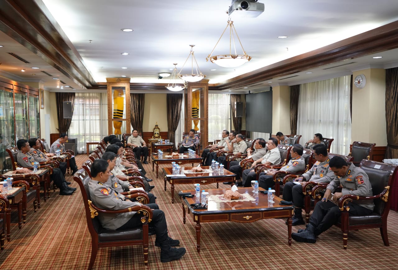 Kapolri Jenderal Listyo Sigit dalam pertemuan dengan Mnatan 7 Jenderal Kepolisian. (Foto: PMJ/Ist). 