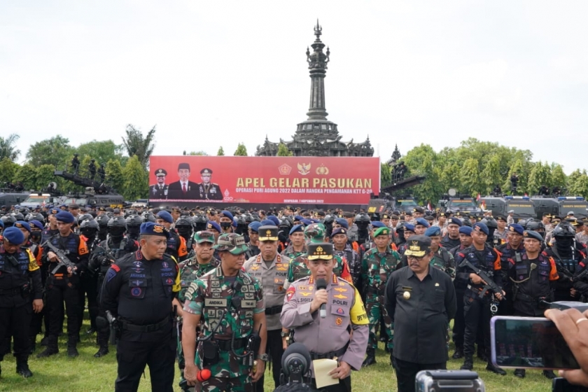 Kapolri Jenderal Listyo Sigit Prabowo dan Panglima TNI Jenderal Andika Perkasa memimpin apel gelar pasukan pengamanan KTT G20. (Foto: PMJ News)