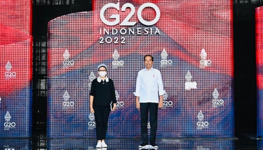 Presiden Jokowi dan Menlu Retno Marsudi saat meninjau lokasi penyelenggaraan KTT G20. (Foto: PMJ News/BPMI Setpres)