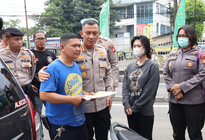 Kapolres Metro Jakarta Timur, Kombes Pol Budi Sartono melaksanakan penyerahan satu unit kendaraan roda dua kepada pemiliknya. (Foto: PMJ News)