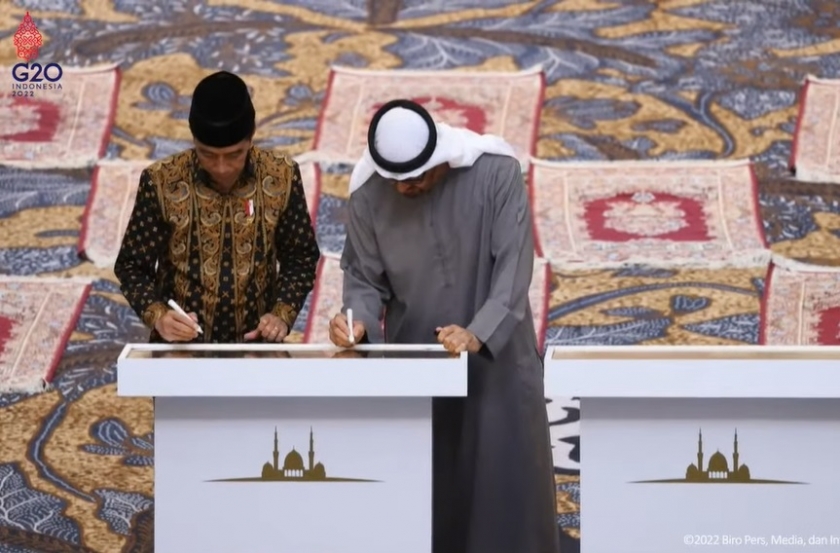 Presiden Jokowi bersama Presiden Uni Emirat Arab (UEA) Mohammed bin Zayed meresmikan Masjid Raya Sheikh Zayed. (Foto: PMJ News/YouTube Setpres)