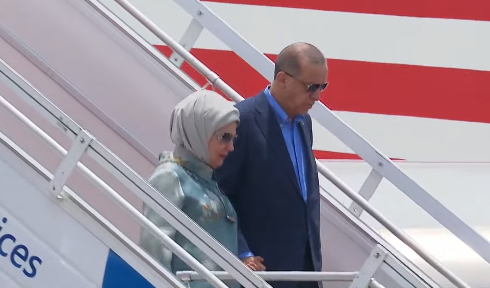 Presiden Turki Recep Tayyip Erdogan bersama istrinya tiba di Bali untuk menghadiri KTT G20. (Foto: PMJ News/YouTube Kemkominfo TV)