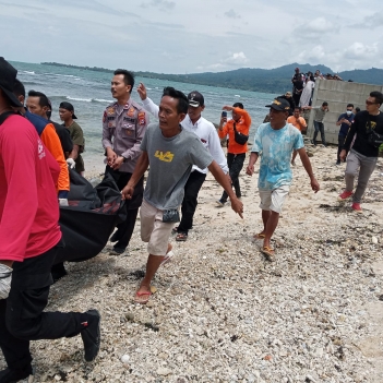 Tim Sar Temukan Remaja Korban Tenggelam Di Pantai Paradis Carita