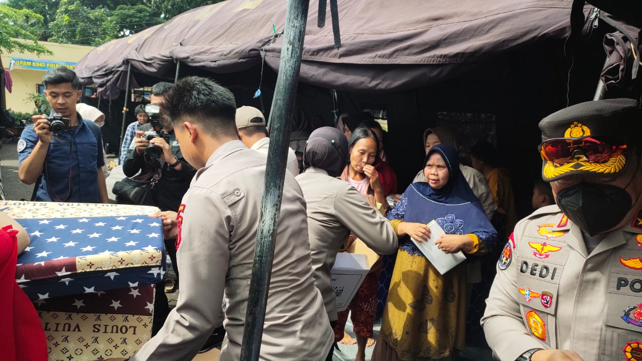 Bantuan selimut dan kasur Bhayangkari ke tenda pengungsian korban gempa Cianjur. (Foto: PMJ/Ist). 