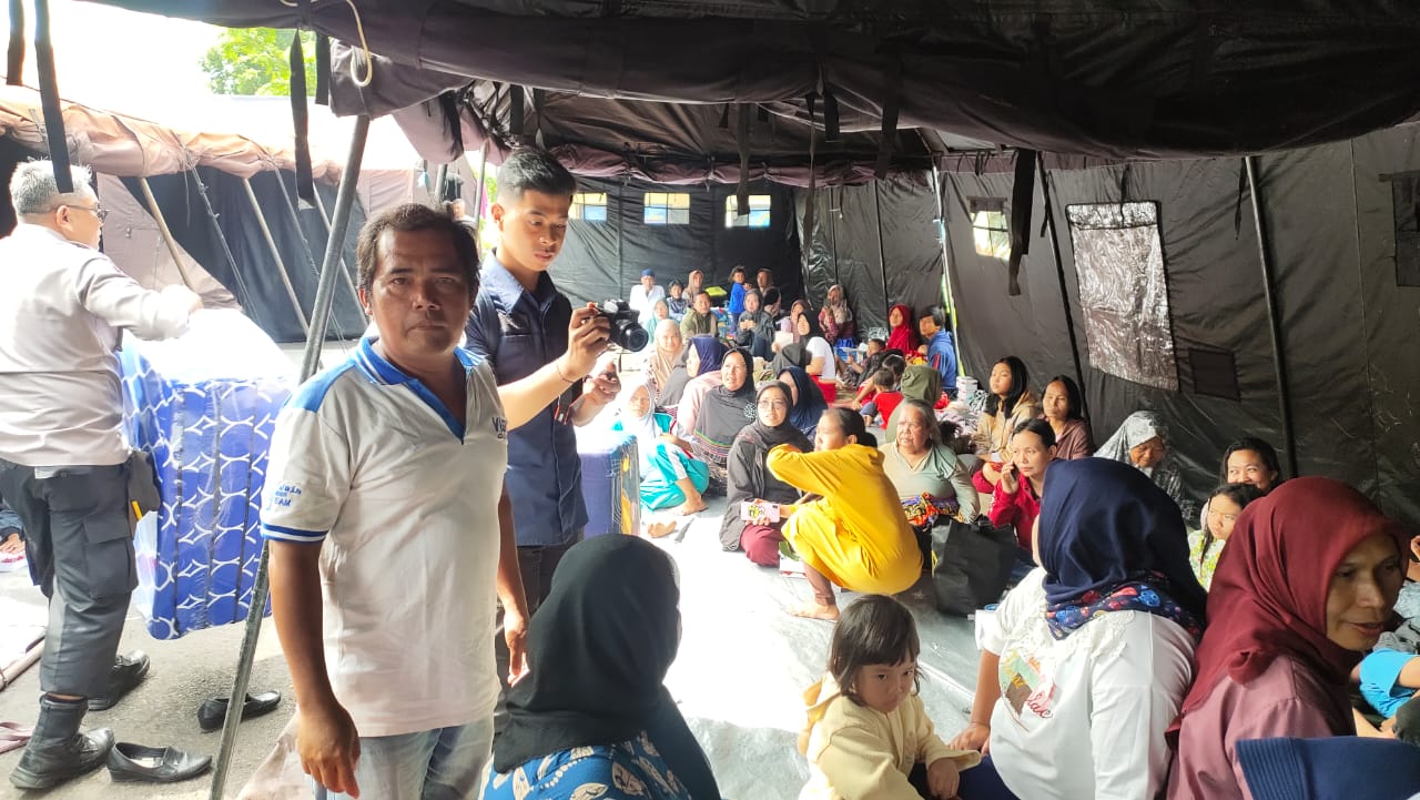 Bhayangkari datang langsung berikan bantuan ke tenda pengungsian korban gempa Cianjur. (Foto: PMJ/Ist). 