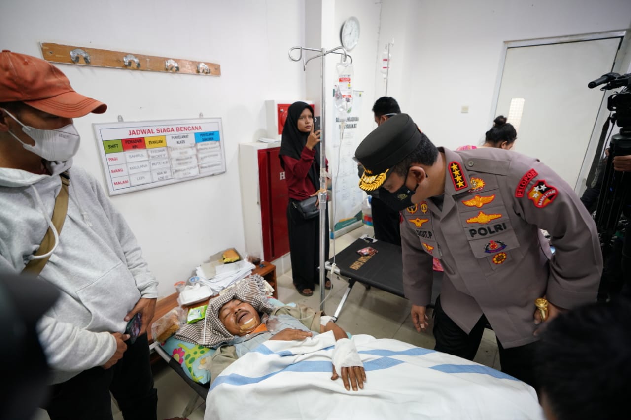 Kapolri Jenderal Listyo Sigit Prabowo menjenguk pasien korban. (Foto: PMJ News)