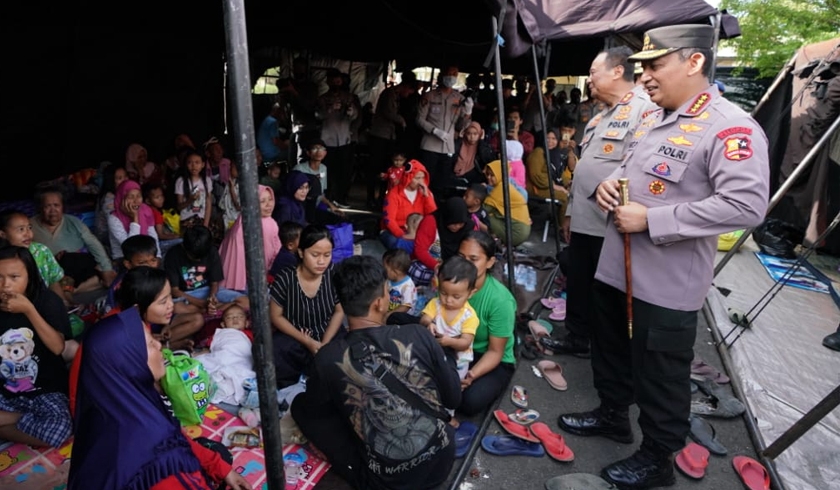 Kapolri Jenderal Listyo Sigit Prabowo meninjau beberapa tenda pengungsian korban gempa bumi di Cianjur. (Foto: PMJ News)