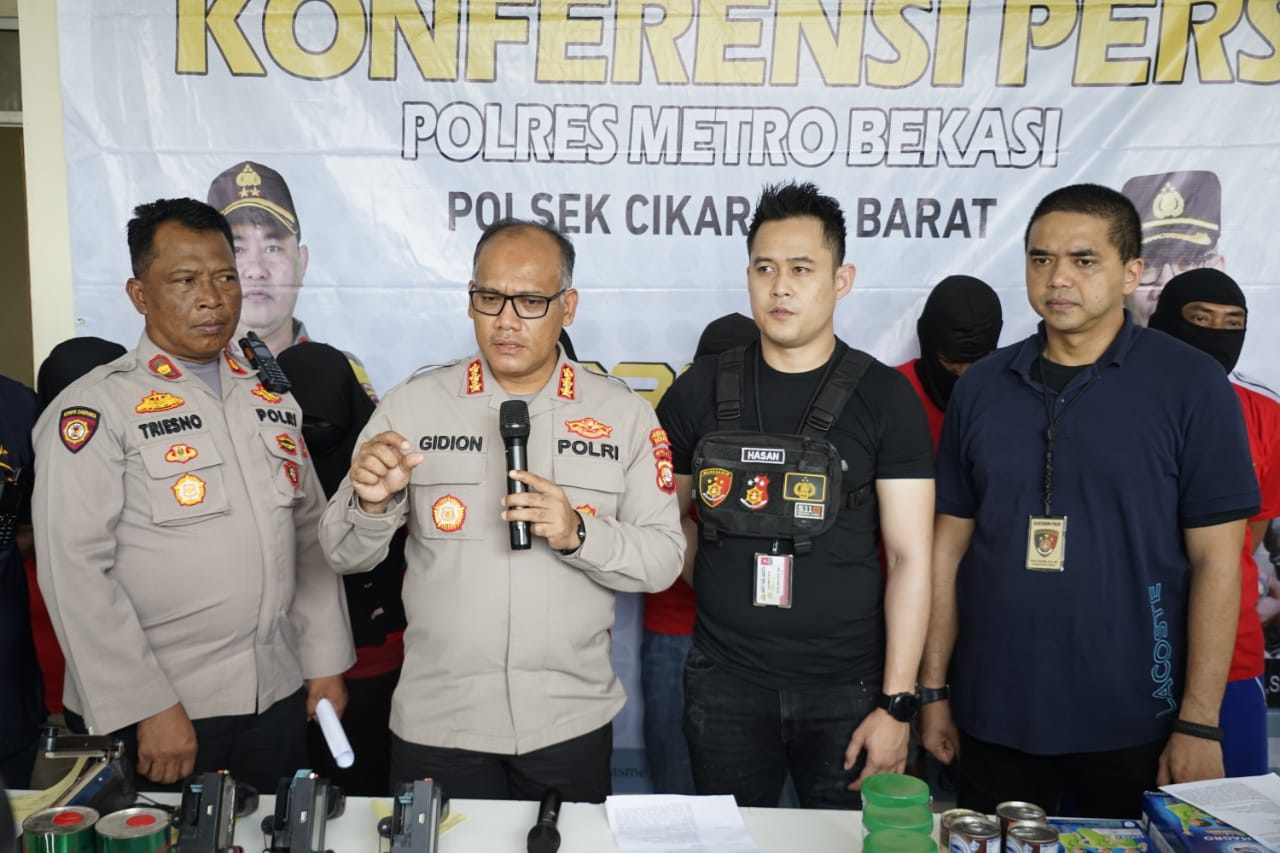Kapolres Metro Bekasi Kombes Pol Gidion Arif Setyawan beri keterangan. (Foto: PMJ). 