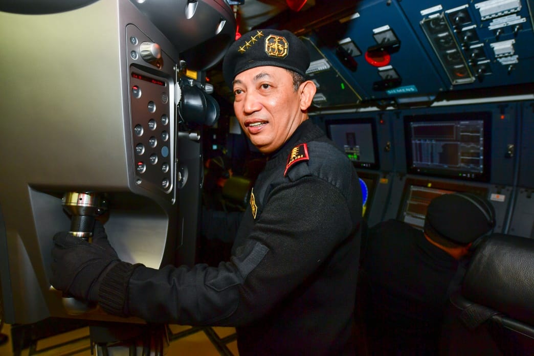 Kapolri Jenderal Listyo Sigit Prabowo menumpangi kapal selam usai menerima penyematan Brevet Hiu Kencana TNI AL. (Foto: PMJ News)