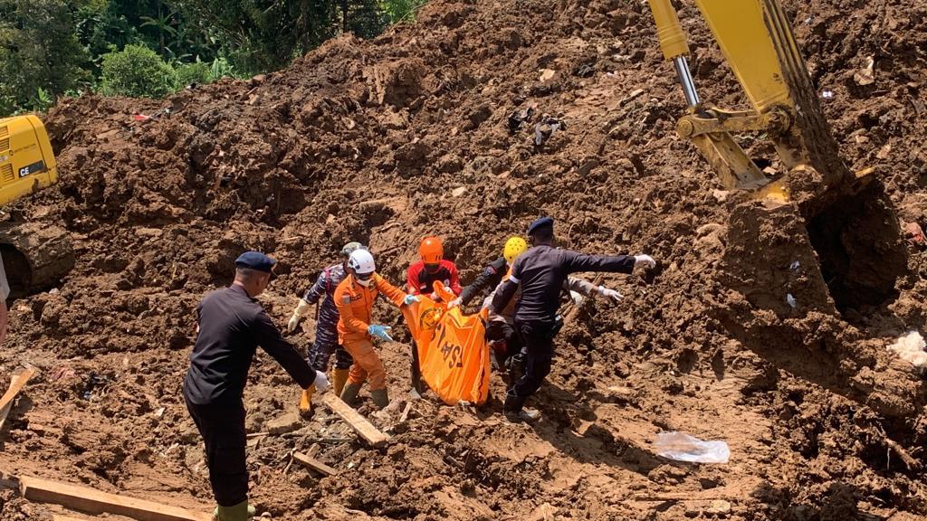 Aparat gabungan evakuasi jenazah korban gempa Cianjur. (Foto: PMJ News)