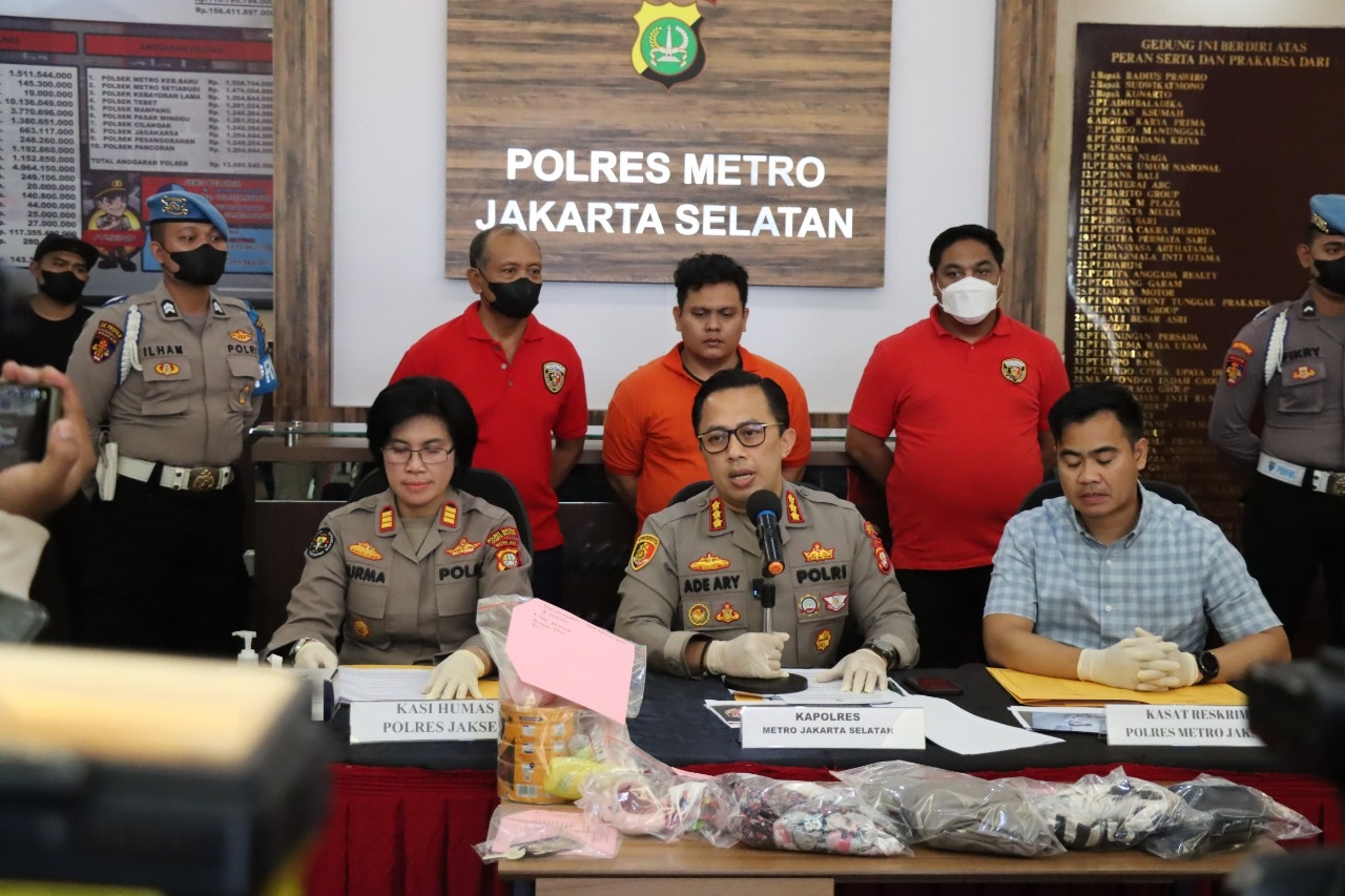 Polres Metro Jakarta Selatan menggelar perkara kasus penganiayaan balita. (Foto: PMJ News)