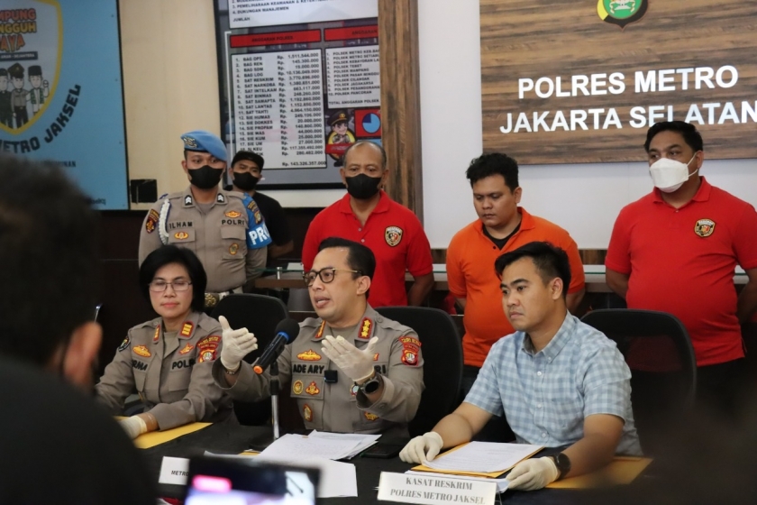Polres Metro Jakarta Selatan menggelar perkara kasus penganiayaan balita. (Foto: PMJ News)