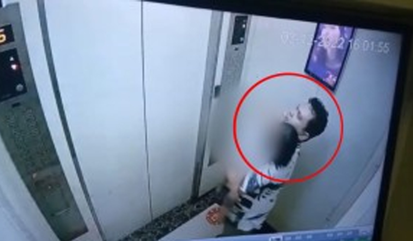 Rekaman CCTV pelaku penganiayaan menggendong balita di dalam lift. (Foto: PMJ News/Tangkapan Layar)