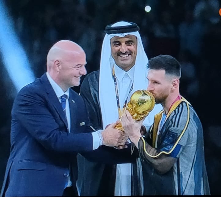 Lionel Messi angkat trofi Piala Dunia 2022 untuk Timnas Argentina. (Foto: Istimewa)