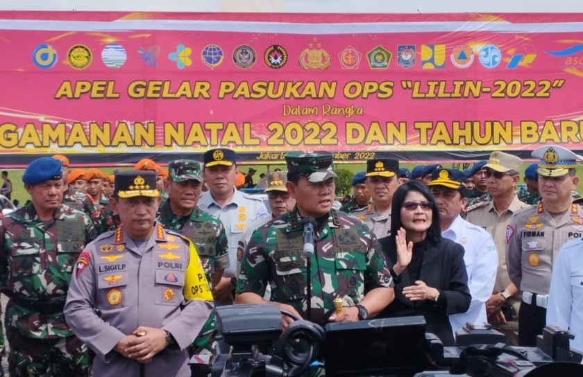Panglima TNI Laksamana Yudo Margono bersama Kapolri Jenderal Listyo Sigit Prabowo memimpin apel pasukan Operasi Lilin Jaya. (Foto: PMJ News/Fajar)