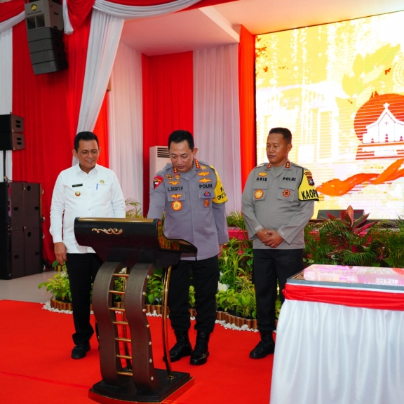 Kapolri Jenderal Listyo Sigit Prabowo meninjau sekaligus meresmikan pembangunan rumah ibadah dan tempat tinggal bagi personel Kepolisian di Kepulauan Riau. (Foto: PMJ News)