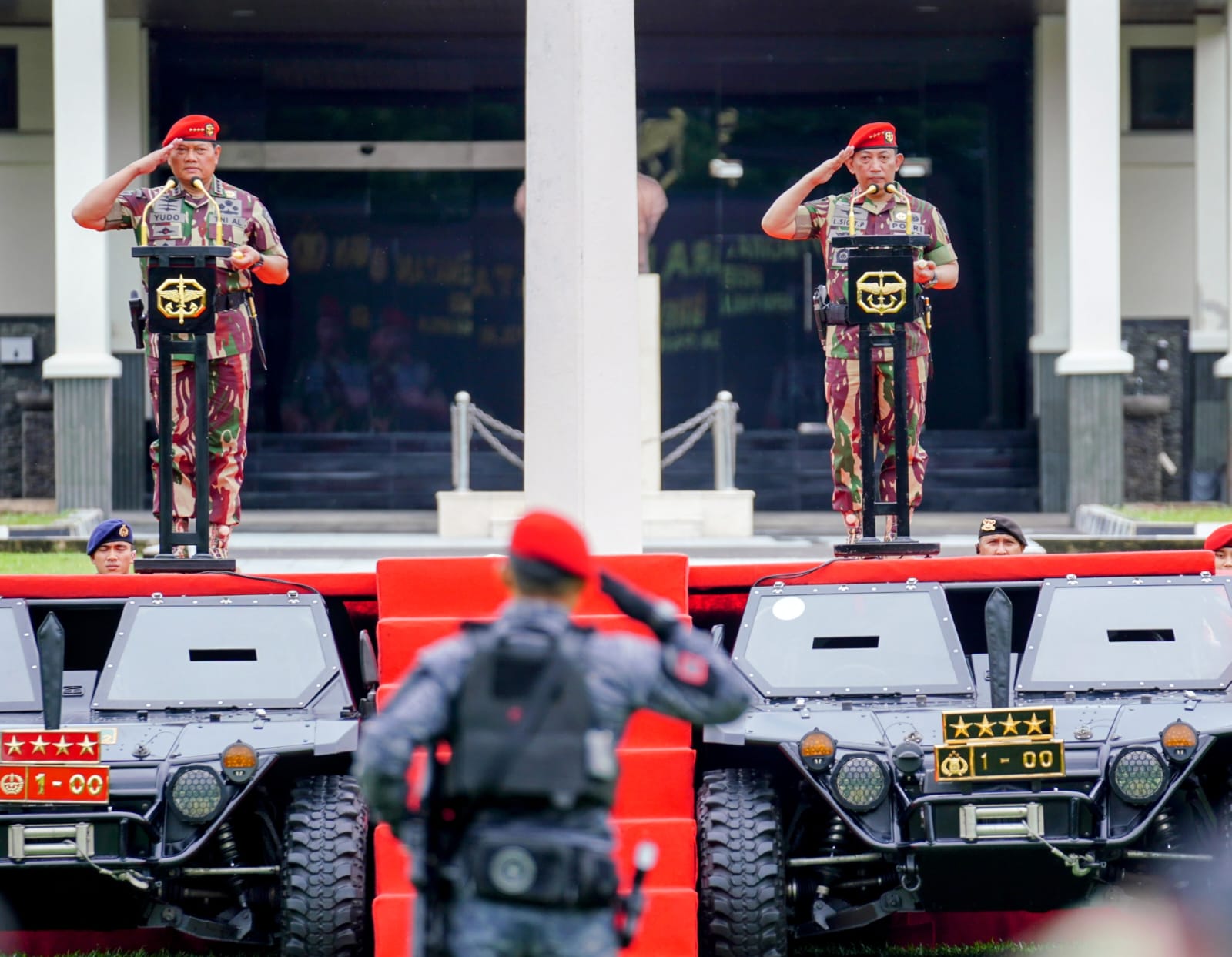 Kapolri Jenderal Listyo Sigit Prabowo dan Panglima TNI Laksamana Yudo Margono disematkan Baret Merah.  (Foto: PMJ News)
