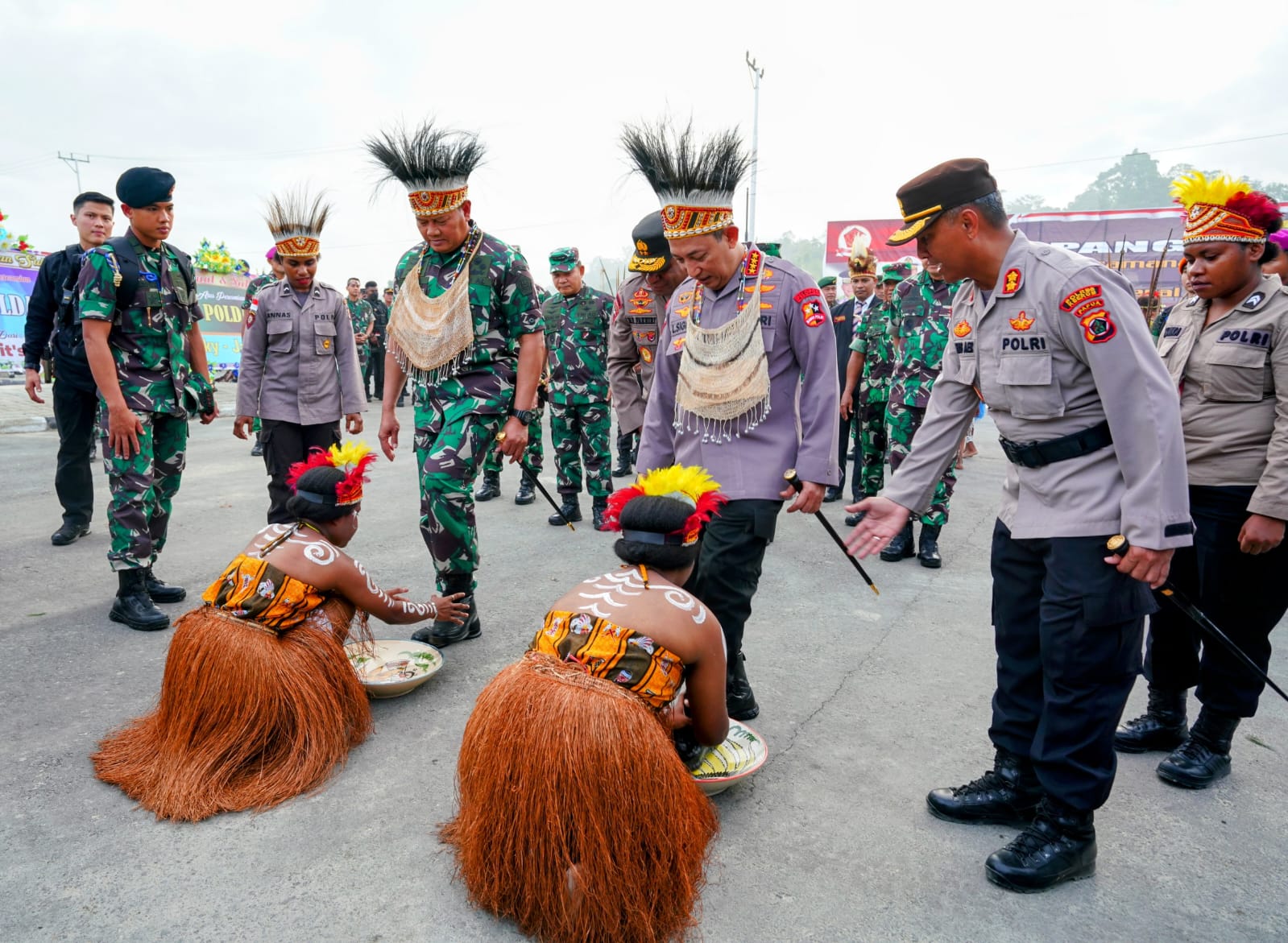 Kapolri bersama Panglima TNI dan jajaran resmikan gedung baru Polda Papua. (Foto: PMJ News)