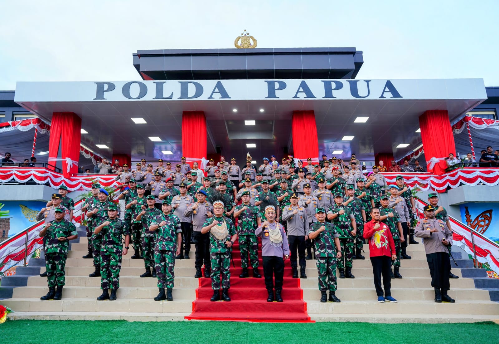 Kapolri bersama Panglima TNI dan jajaran resmikan gedung baru Polda Papua.  (Foto: PMJ News)