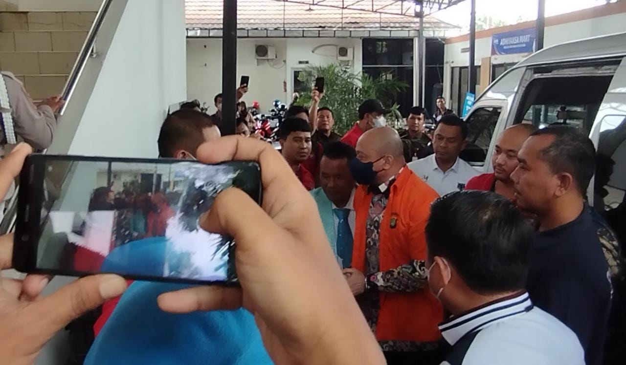 Tersangka Teddy Minahasa dilimpahkan ke Kejaksaan Negeri Jakarta Barat. (PMJ News/ Fjr)