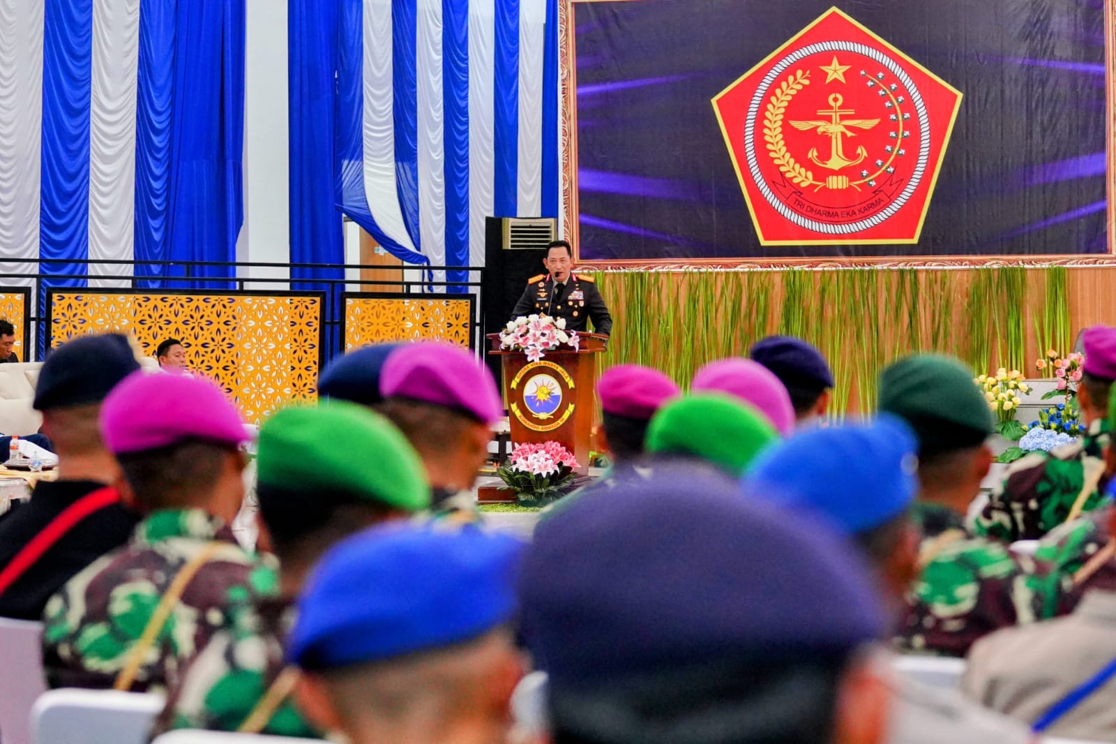 Kapolri dan Panglima TNI berikan pengarahan kepada prajurit TNI-Polri Satgas Ops Sorong. (Foto: PMJ News)