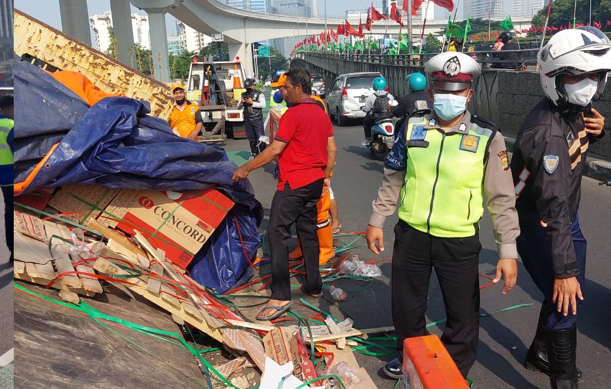 Truk menabrak pembatas jalan terjadi di samping flyover Kuningan, Jalan Gatot Subroto, Jakarta Selatan. (Foto: PMJ News/Twitter @tmcpoldametro)