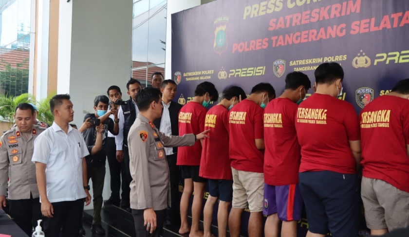 Polres Tangerang Selatan menetapkan tujuh orang tersangka pelemparan bus pemain dan ofisial Persis Solo. (Foto: PMJ News)