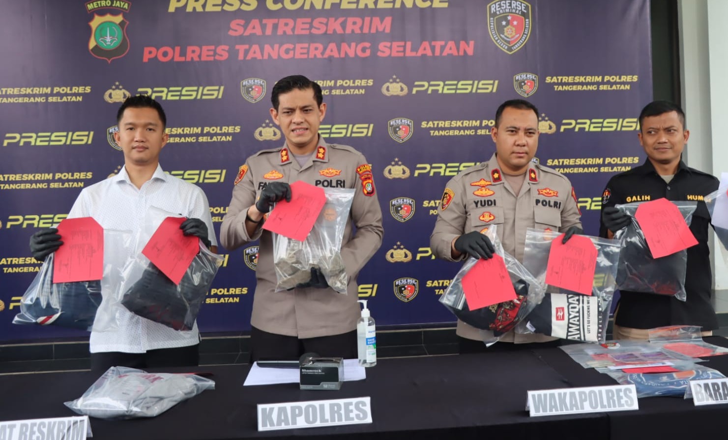 Polres Tangerang Selatan menetapkan tujuh orang tersangka pelemparan bus pemain dan ofisial Persis Solo. (Foto: PMJ News)