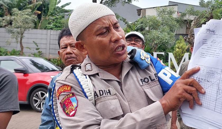 Anggota Provos Polsek Jatinegara, Bripka Madih yang viral mengaku diperas. (Foto: PMJ News/Tangkapan Layar)