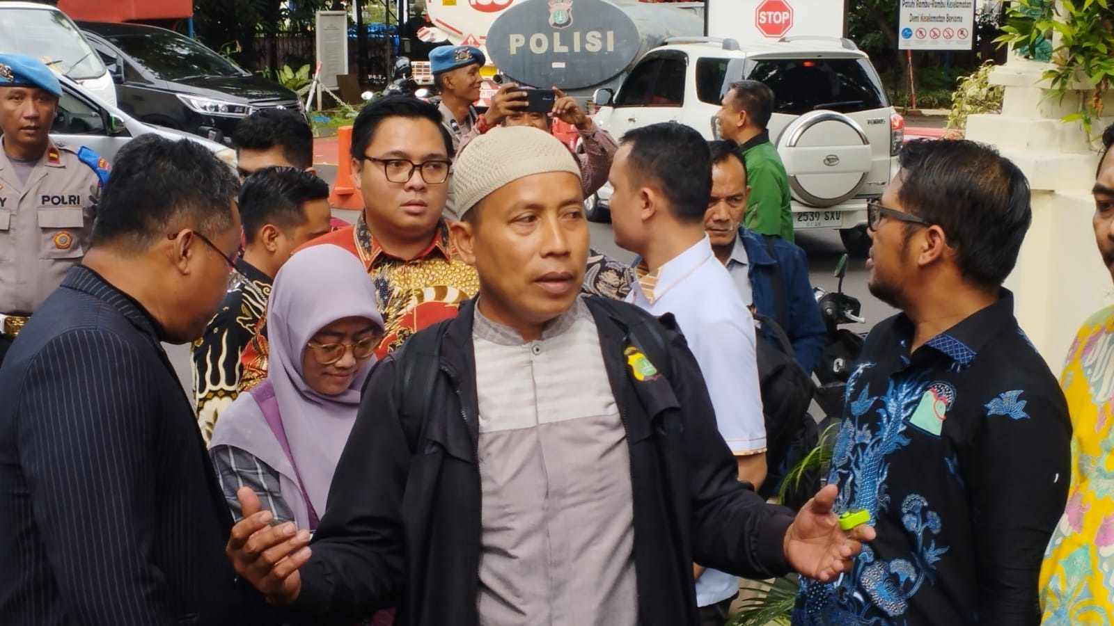Anggota Provos Polsek Jatinegara, Bripka Madih yang viral mengadukan sengketa tanah milik orangtuanya. (Foto: PMJ News/Fajar)
