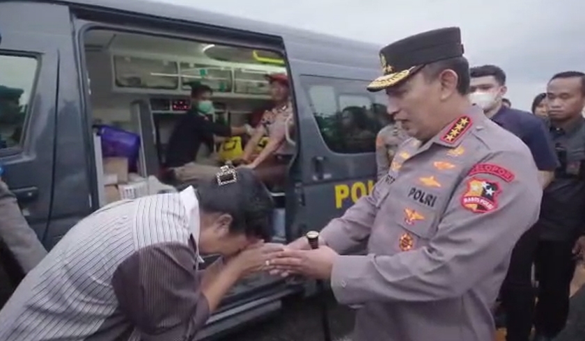 Kapolri Jenderal Listyo Sigit Prabowo meninjau proses evakuasi Rombongan Kapolda Jambi yang mendarat darurat hutan Kerinci. (FotoK: PMJ News)