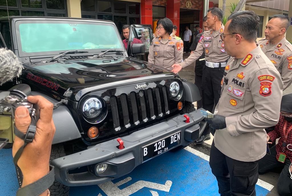 Polisi mengungkap mobil Jeep Rubicon milik Mario Dandy Satriyo, anak pejabat Ditjen Pajak memakai pelat nomor palsu. (Foto: PMJ News)