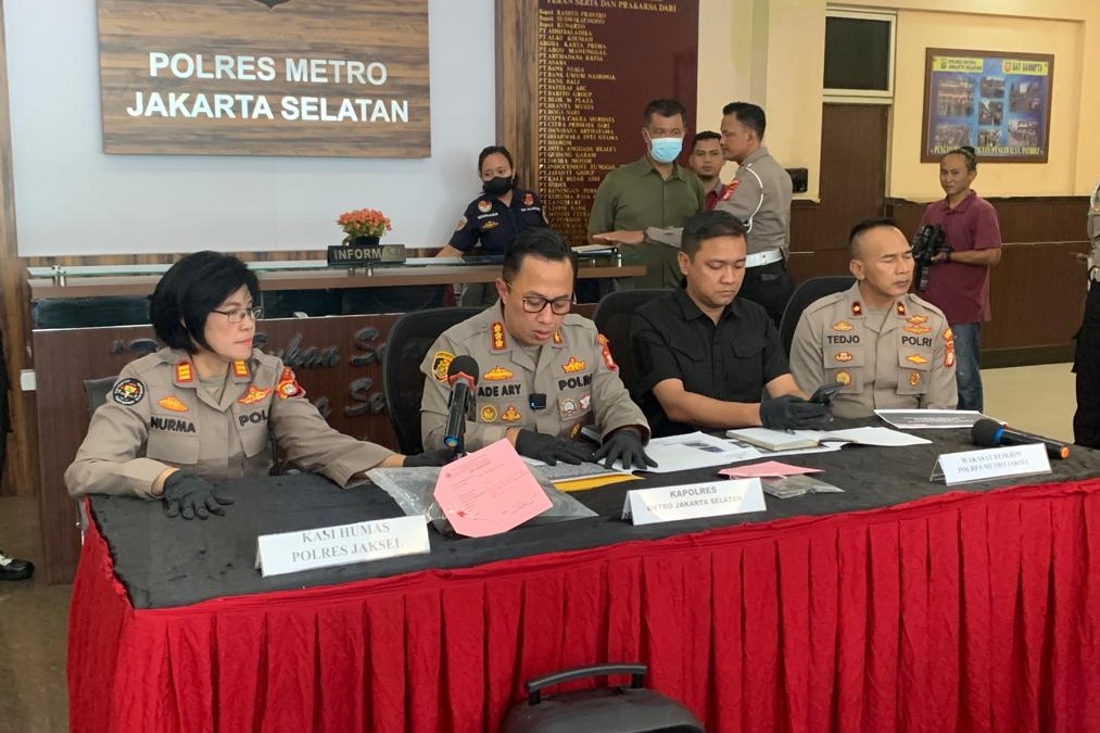 Kapolres Metro Jakarta Selatan, Kombes Pol Ade Ary Syam Indradi menggelar konferensi pers kasus penganiayaan. (Foto: PMJ News)