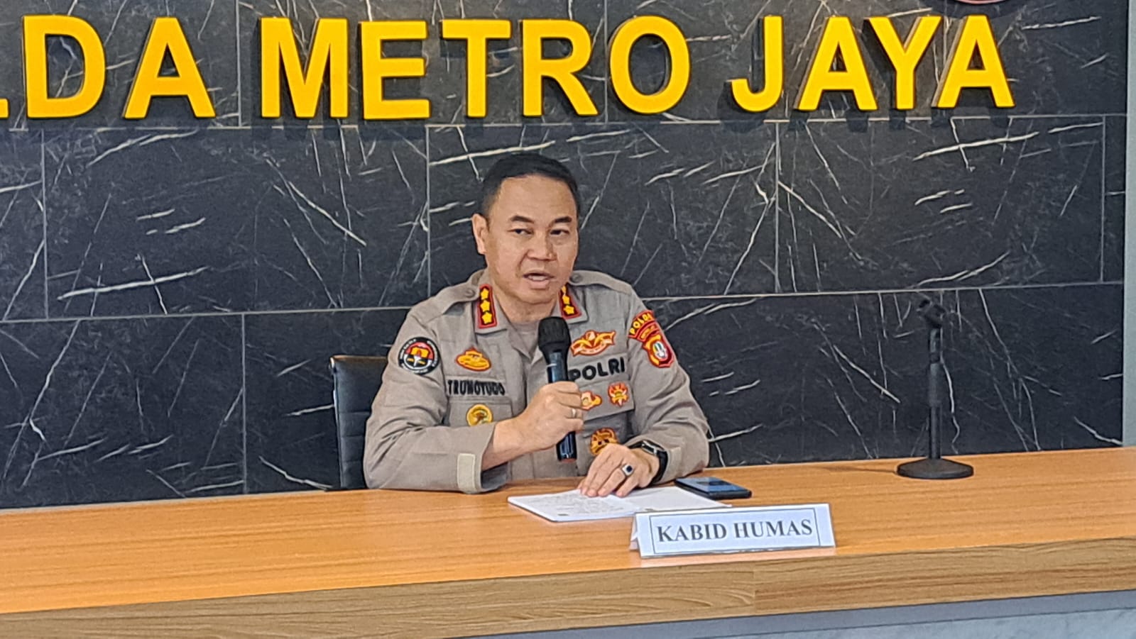 Kabid Humas Polda Metro Jaya Kombes Pol Trunoyudo Wisnu Andiko beri keterangan. (Foto: PMJ/Fajar). 