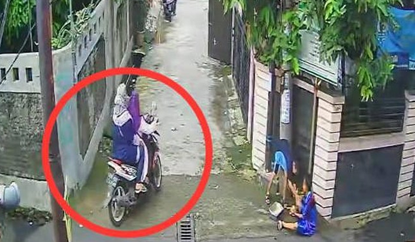Rekaman CCTV dua wanita tewas dicor di Bekasi saat mendatangi rumah terduga pelaku. (Foto: PMJ News/ Istimewa)