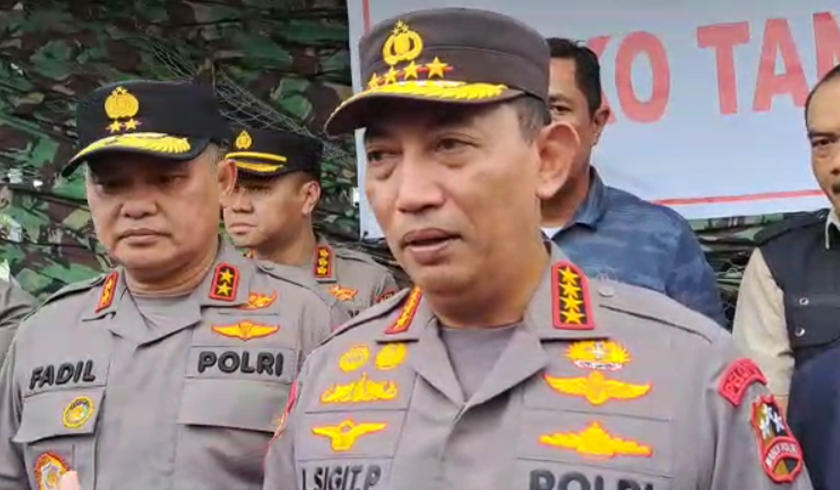 Kapolri Jenderal Listyo Sigit Prabowo meninjau lokasi permukiman warga yang terdampak kebakaran Depo Pertamina Plumpang. (Foto: PMJ News/Fajar)