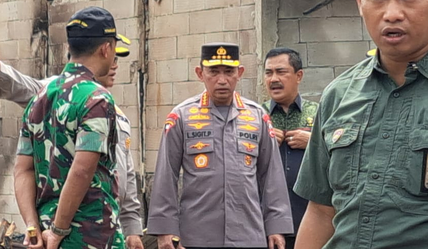 Kapolri Jenderal Listyo Sigit Prabowo meninjau lokasi permukiman warga yang terdampak kebakaran Depo Pertamina Plumpang. (Foto: PMJ News/Fajar)