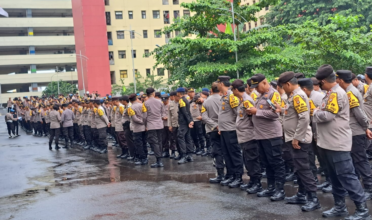 Polres Metro Jakarta Barat menerjunkan 587 personel gabungan yang akan ditempatkan sebagai Polisi RW di wilayah hukumnya. (Foto: PMJ News/Fajar)