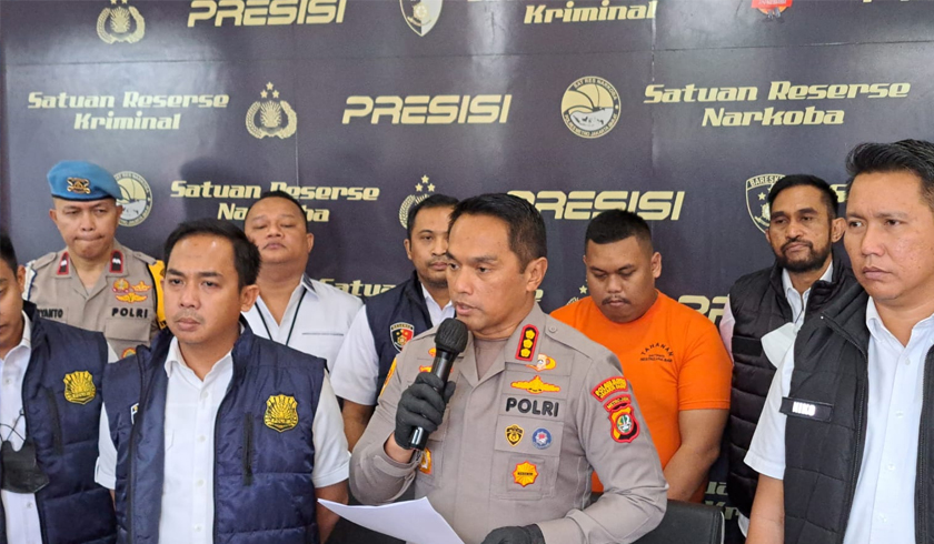 Polres Metro Jakarta Barat menggelar perkara kasus penipuan yang melibatkan Selebgram Ajudan Pribadi. (Foto: PMJ News/Fajar)