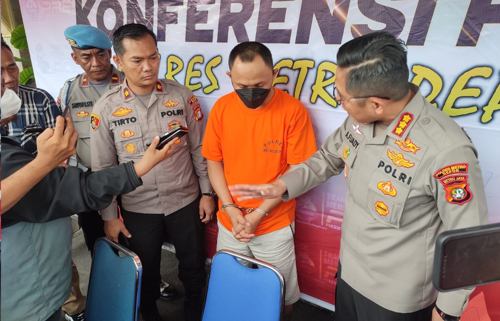 Polres Metro Depok mengamankan pelaku yang menendang sepeda motor hingga menyebabkan dosen Universitas Indonesia hingga terjatuh. (Foto: PMJ News)