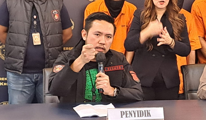 Kanit 2 Subdit Remob Ditreskrimum Polda Metro Jaya, Kompol Maulana Mukarom saat konferensi pers. (Foto: PMJ News/Fajar)