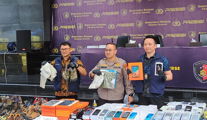 Ditreskrimsus Polda Metro Jaya melakukan pengungkapan kasus penyelundupan ratusan balpress pakaian bekas dan handphone ilegal. (Foto: PMJ News/Fajar)