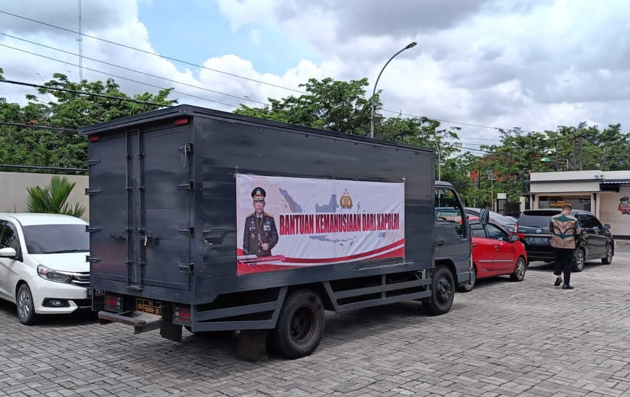 Polda Metro Jaya menyalurkan bantuan sosial bahan pokok yang diterima dari Kapolri Jenderal Listyo Sigit Prabowo untuk kepada masyarakat. (Foto: PMJ News/Fajar)