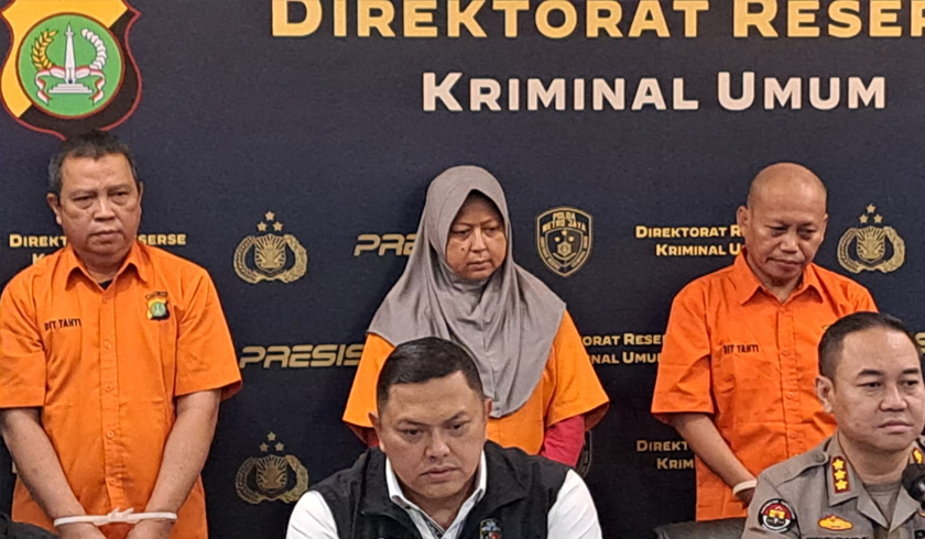 Polda Metro Jaya menampilkan tiga tersangka pelaku penipuan travel umroh. (Foto: PMJ News/Fajar)