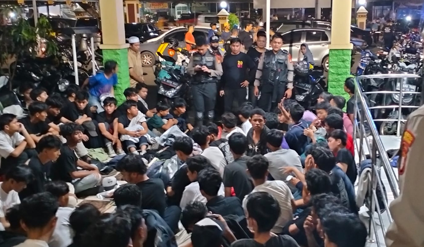 Tim gabungan dari Patroli Presisi Polda Metro Jaya mengamankan ratusan remaja yang menggelar SOTR. (Foto: PMJ News/Fajar)