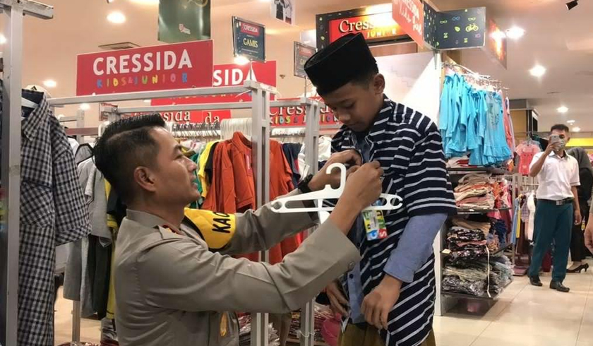 Kapolres Grobogan AKBP Dedy Anung Kurniawan mengajak anak yatim membeli baju Lebaran sesuai pilihannya. (Foto: PMJ News)