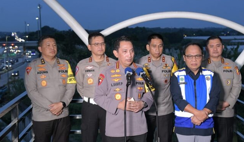 Kapolri Jenderal Pol Listyo Sigit Prabowo memantau langsung situasi dan kondisi arus balik lebaran di Cikampek Utama. (Foto: PMJ News/Dok NTMC Polri)
