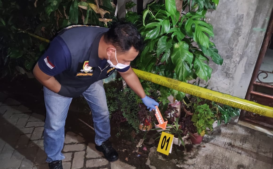 Polisi menyelidiki temuan bungkusan plastik berisi senjata api puluhan amunisi di Tangerang. (Foto: PMJ News)