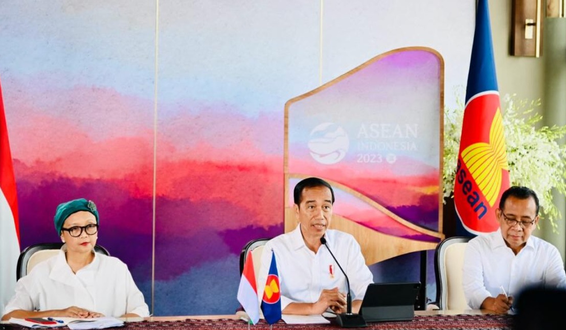 Presiden Jokowi dalam konferensi pers jelang KTT ASEAN di Hotel Meruorah, Manggarai Barat, NTT. (Foto: PMJ News/BPMI Setpres)